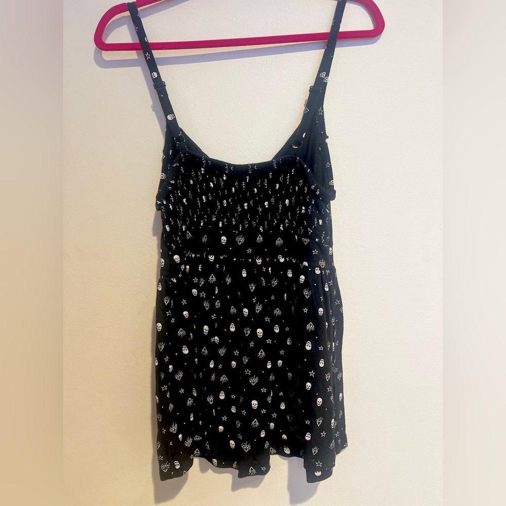 Black Skull Print Ruffle Tank Top - Picture 4 of 4